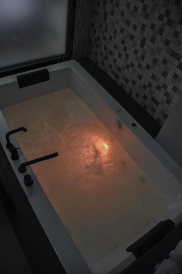 Dislocati Bnb - Jacuzzi Privata - Cucina - Tv60" - Minimal Luxury Marigliano Ngoại thất bức ảnh