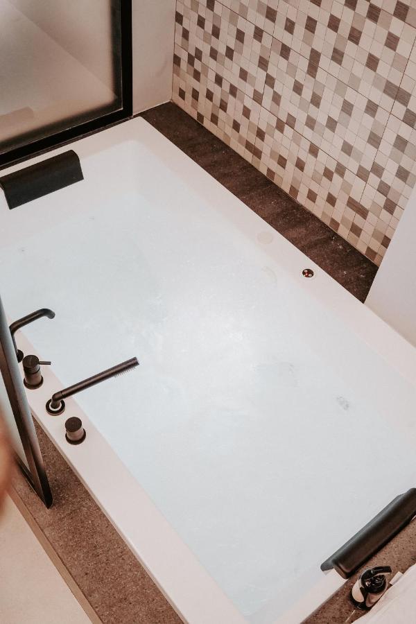 Dislocati Bnb - Jacuzzi Privata - Cucina - Tv60" - Minimal Luxury Marigliano Ngoại thất bức ảnh