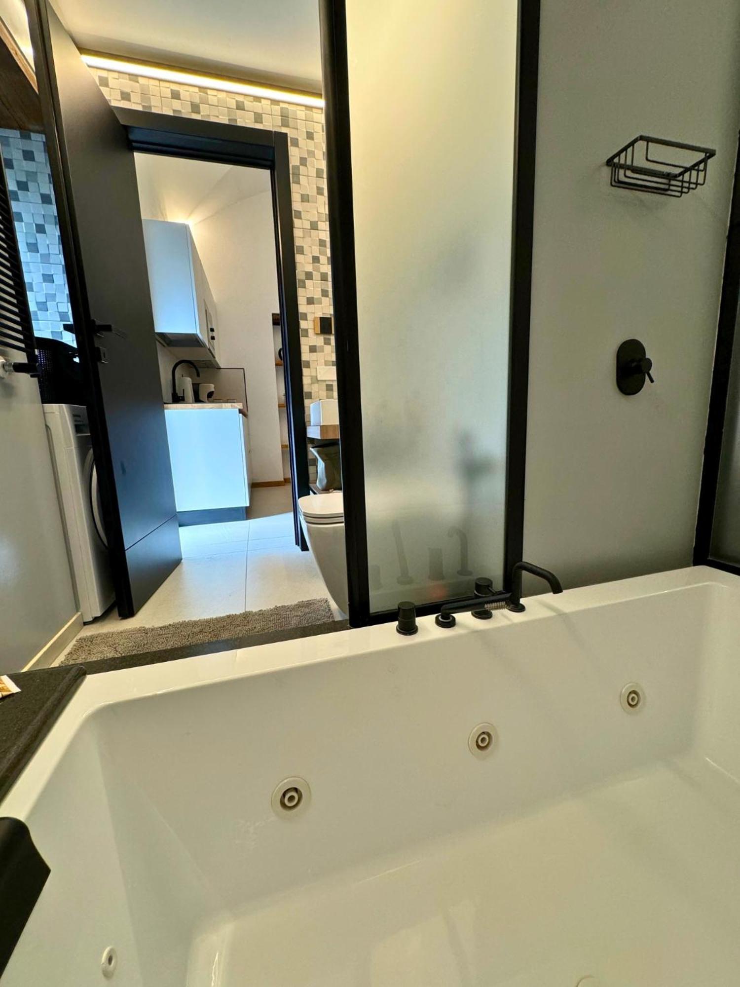 Dislocati Bnb - Jacuzzi Privata - Cucina - Tv60" - Minimal Luxury Marigliano Ngoại thất bức ảnh
