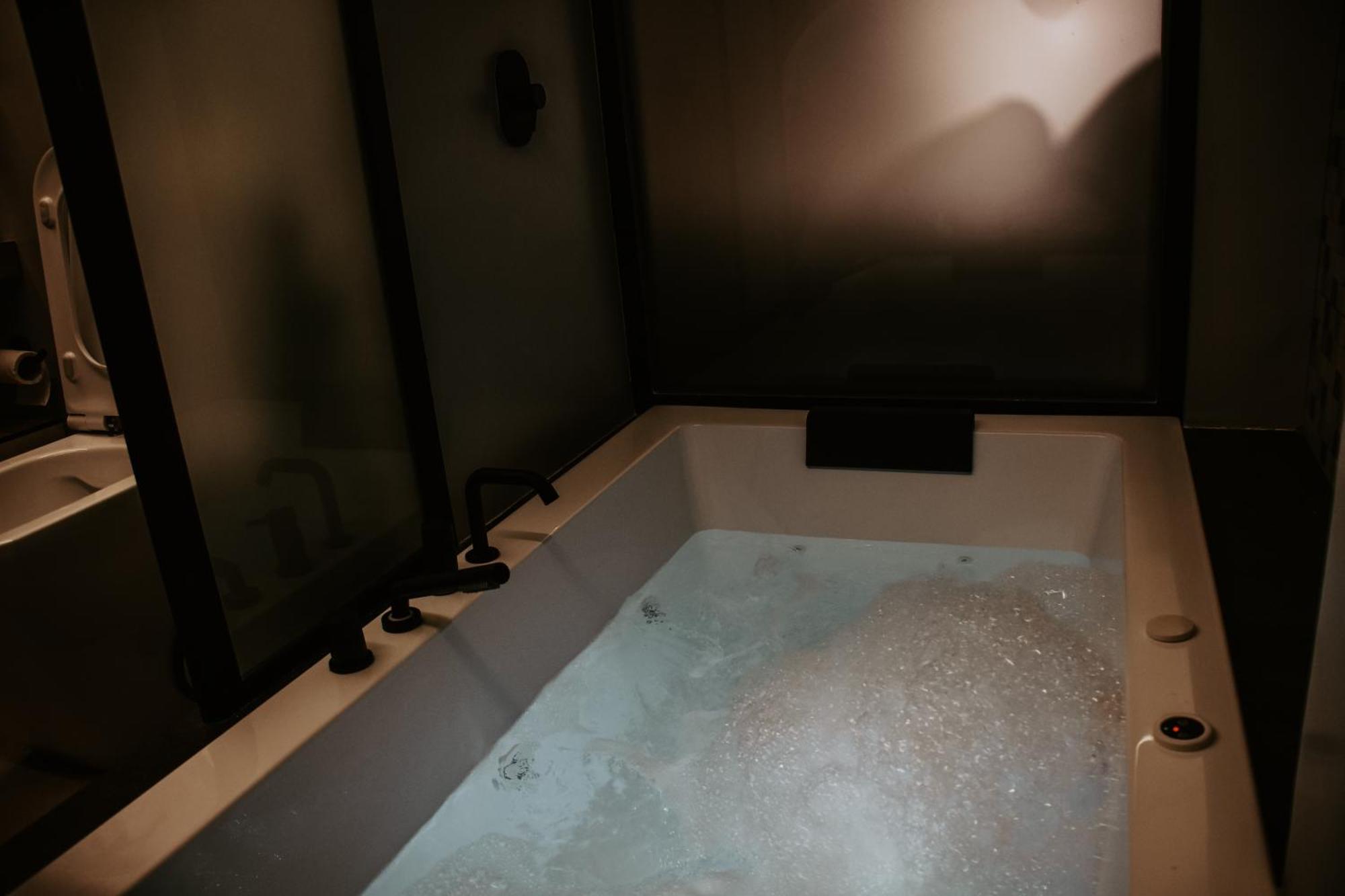 Dislocati Bnb - Jacuzzi Privata - Cucina - Tv60" - Minimal Luxury Marigliano Ngoại thất bức ảnh