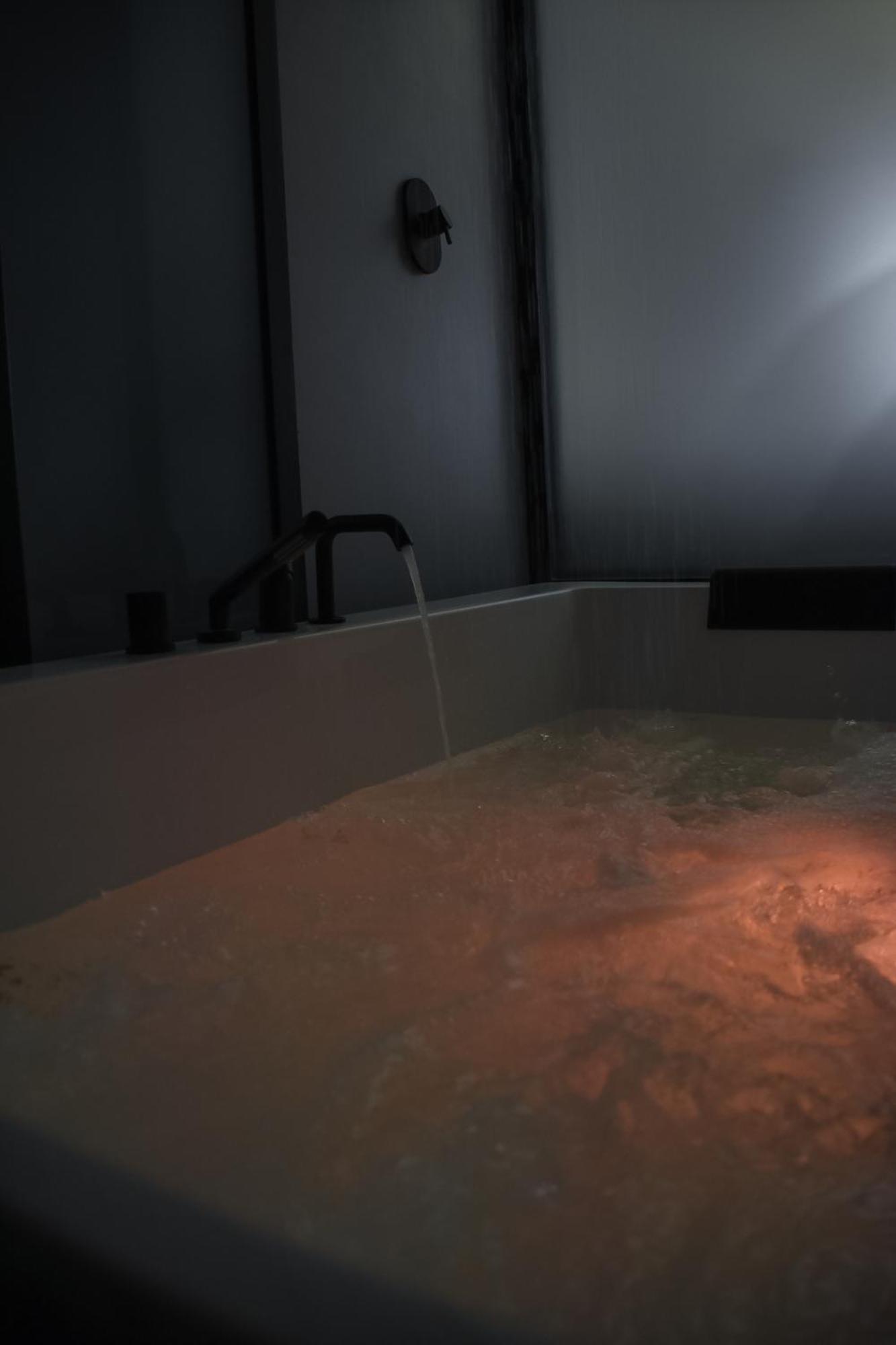 Dislocati Bnb - Jacuzzi Privata - Cucina - Tv60" - Minimal Luxury Marigliano Ngoại thất bức ảnh